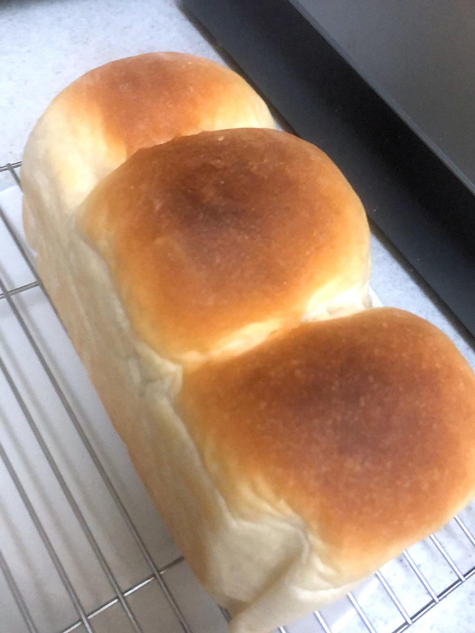 いつもの時間に焼き上がり、山型食パン